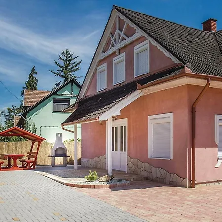 Three-bedroom Holiday In Holiday home Balatonkeresztur